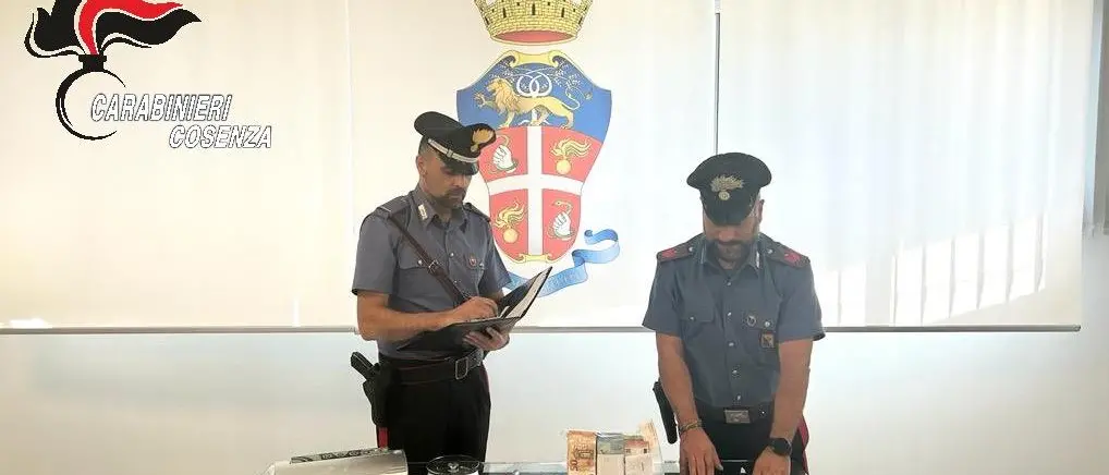 Arrestati padre e figlio di Luzzi. Nascondevano in casa droga e un fucile a canne mozze