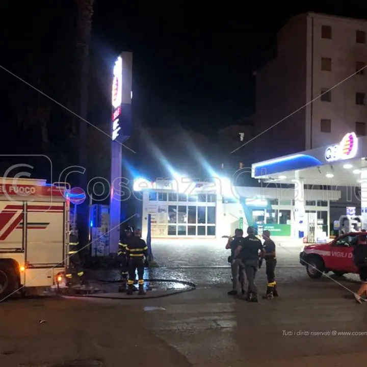 Cosenza, incendio vicino ad un distributore di benzina su via Panebianco