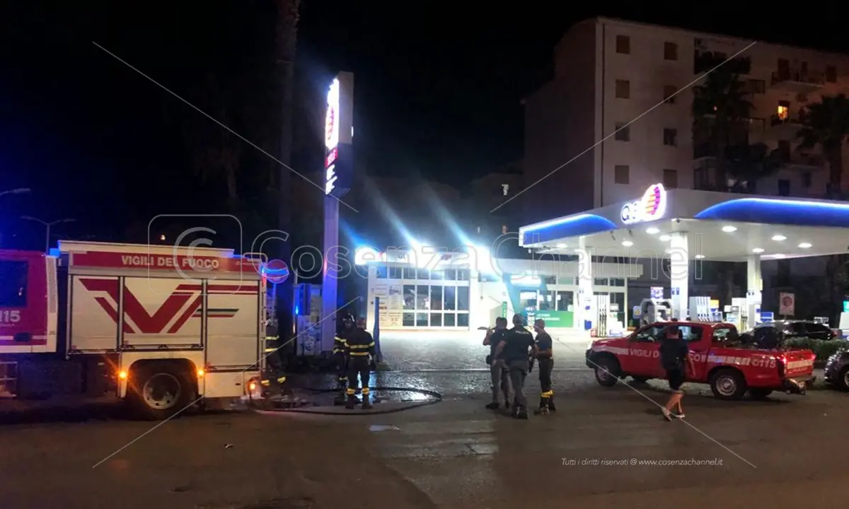 Cosenza, incendio vicino ad un distributore di benzina su via Panebianco