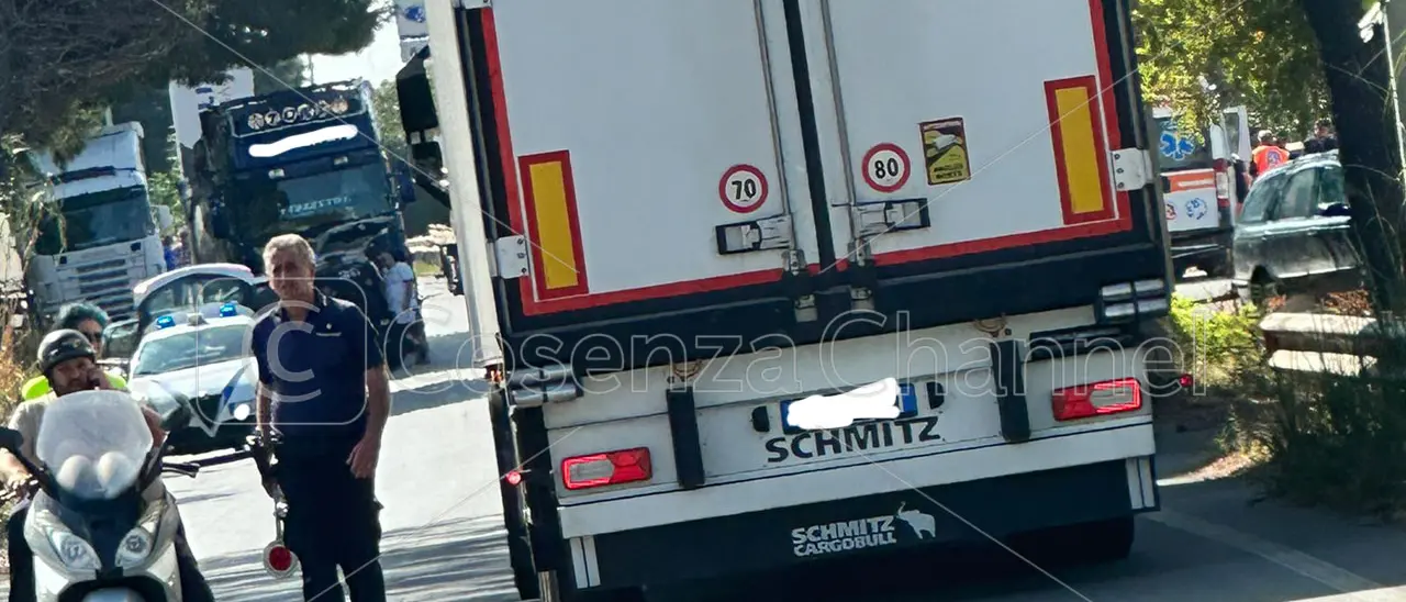 Amantea, due feriti sulla SS18. Coinvolte due auto, una moto e una bici