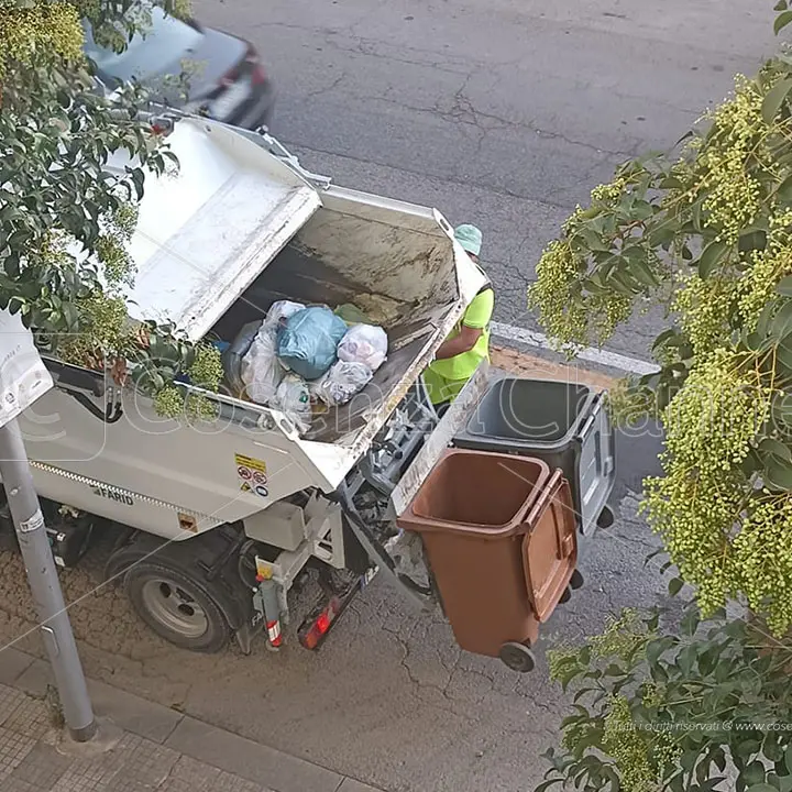 Cosenza, un cittadino denuncia: «Mescolano la differenziata». L'azienda si difende: «Procedura rispettata»