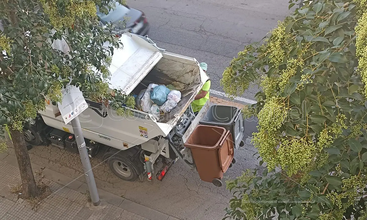 Cosenza, un cittadino denuncia: «Mescolano la differenziata». L'azienda si difende: «Procedura rispettata»