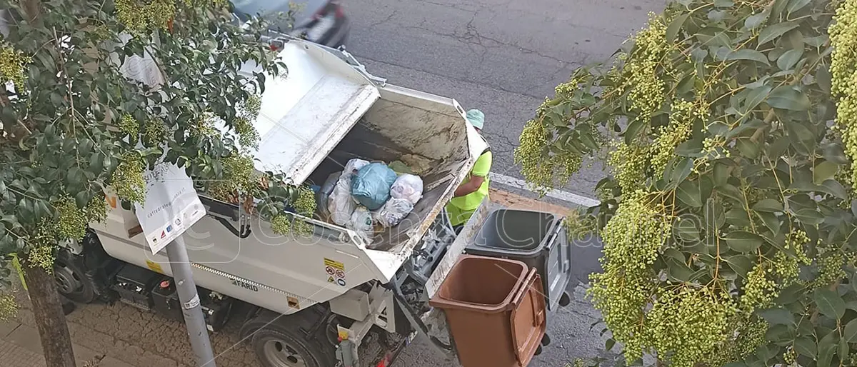 Cosenza, un cittadino denuncia: «Mescolano la differenziata». L'azienda si difende: «Procedura rispettata»