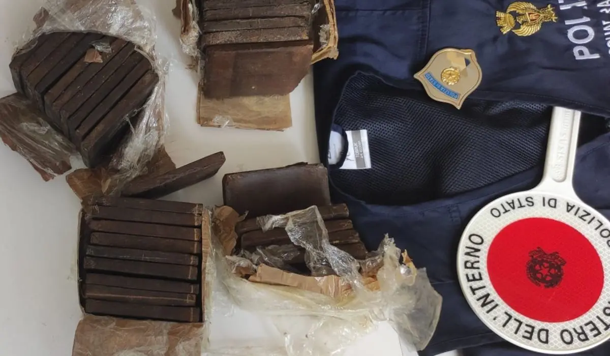 Rende, il cane poliziotto scova oltre tre chili di hashish: arrestato un uomo