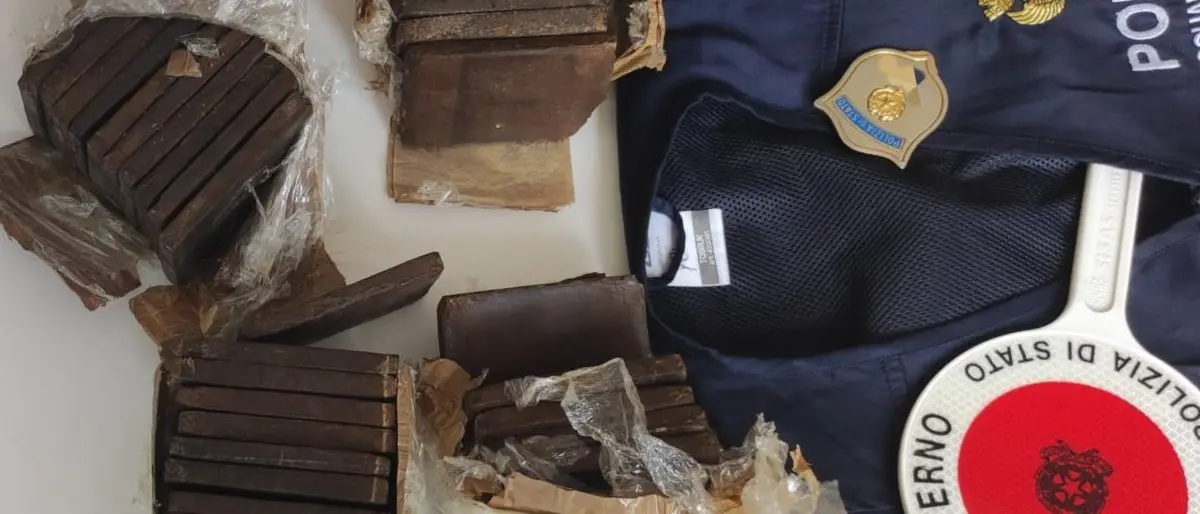 Rende, il cane poliziotto scova oltre tre chili di hashish: arrestato un uomo