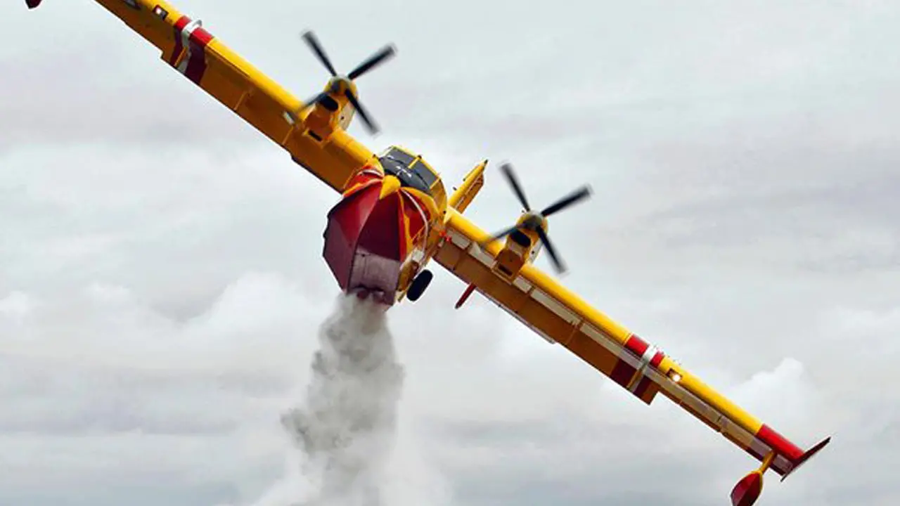 Belvedere Marittimo, canadair all'opera per domare un vasto incendio