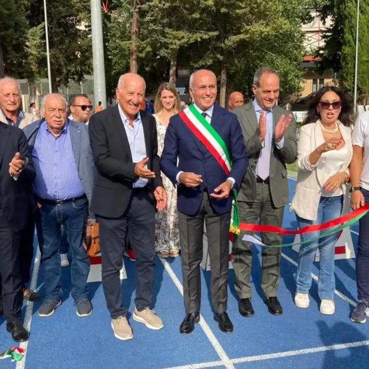 Cosenza, il sindaco Franz Caruso inaugura la nuova pista di atletica del campo scuola