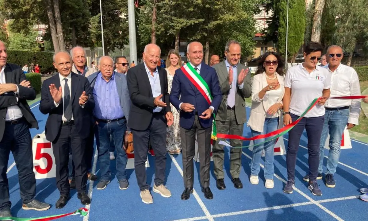Cosenza, il sindaco Franz Caruso inaugura la nuova pista di atletica del campo scuola