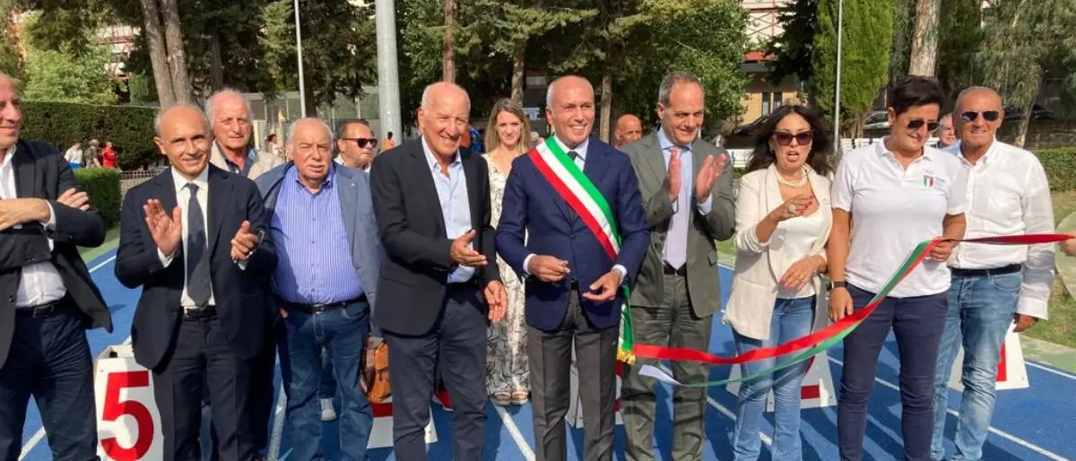 Cosenza, il sindaco Franz Caruso inaugura la nuova pista di atletica del campo scuola
