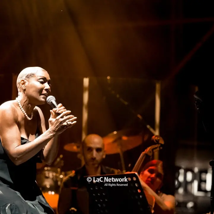 Cosenza, Amii Stewart rapita dall’energia dell’Orchestra Sinfonica Brutia\n