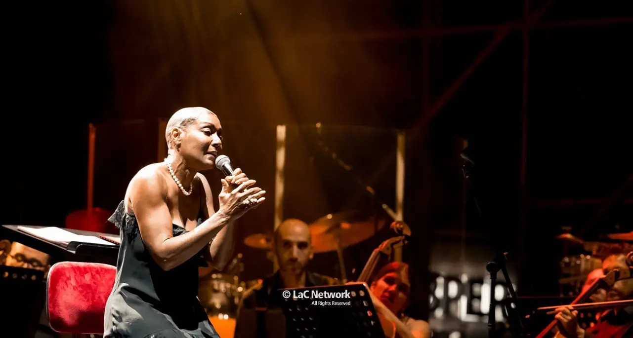 Cosenza, Amii Stewart rapita dall’energia dell’Orchestra Sinfonica Brutia\n
