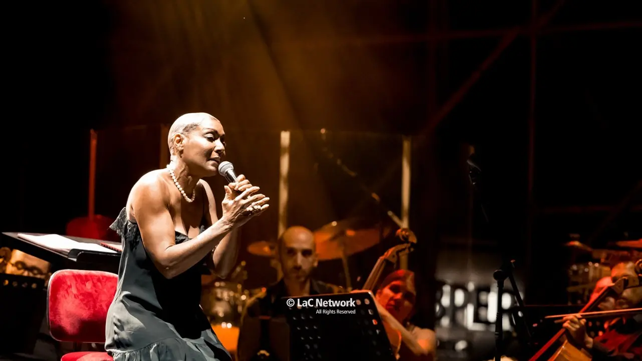 Cosenza, Amii Stewart rapita dall’energia dell’Orchestra Sinfonica Brutia\n