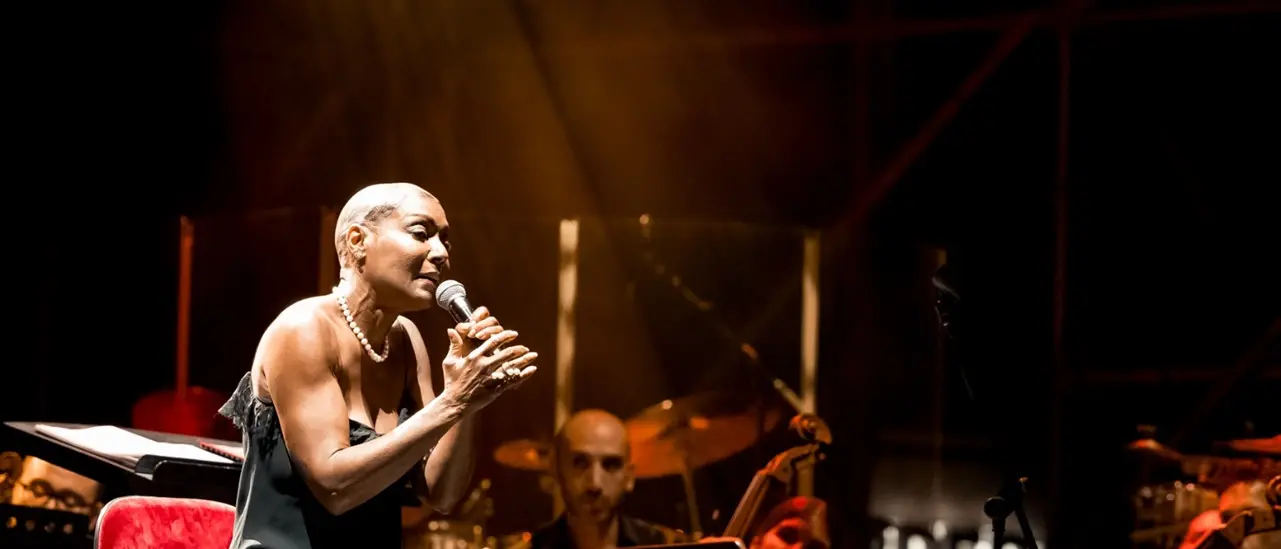 Cosenza, Amii Stewart rapita dall’energia dell’Orchestra Sinfonica Brutia\n