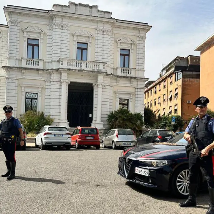 Cosenza, trovati droga e armi nascosti nel tetto di una casa nel centro storico