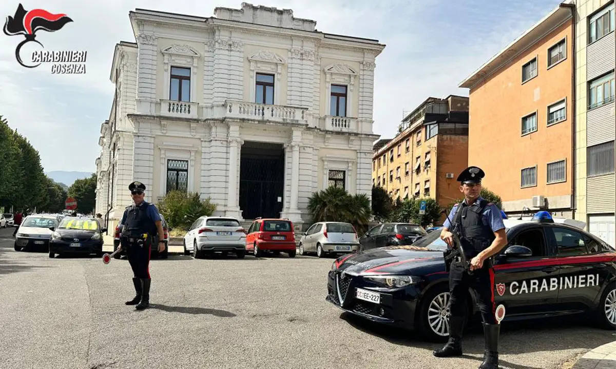 Cosenza, trovati droga e armi nascosti nel tetto di una casa nel centro storico