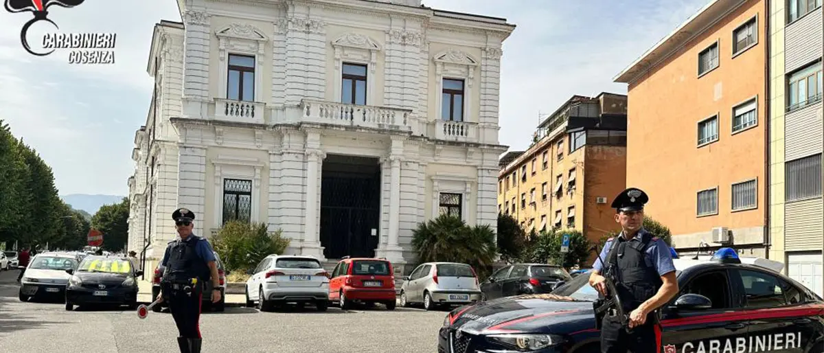 Cosenza, trovati droga e armi nascosti nel tetto di una casa nel centro storico