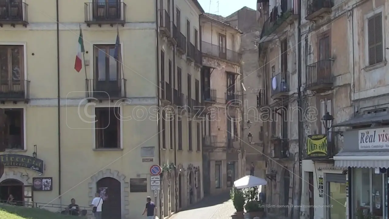 Cosenza, avviso di sfratto per gli inquilini dell'ex Albergo Bologna