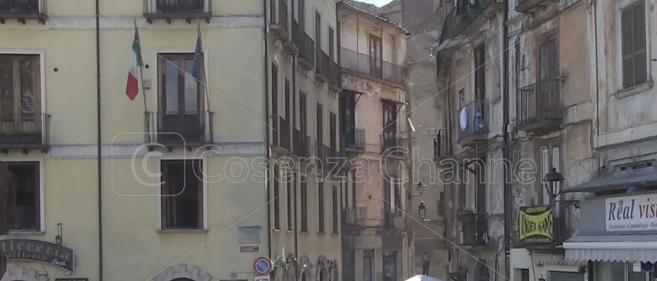 Cosenza, avviso di sfratto per gli inquilini dell'ex Albergo Bologna