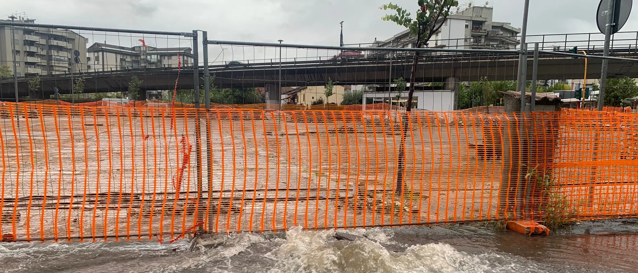 Area urbana piegata dalla prima pioggia. \"Scoppiano\" tombini e le vie diventano fiumi