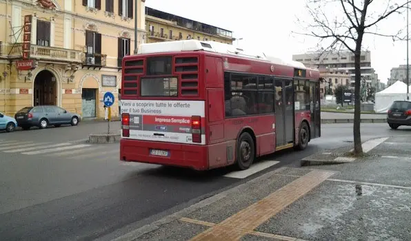 Cosenza, la denuncia di un lettore. «Piove nel bus Amaco. E poi ci chiedono di prendere i mezzi!»