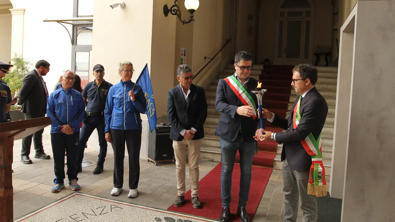 Accolta nel Palazzo della Provincia di Cosenza la “Fiaccola della Pace”