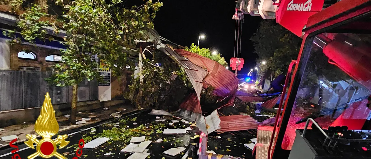 Crotone, tromba d'aria si abbatte in città. Tetti divelti, alberi spezzati e case allagate