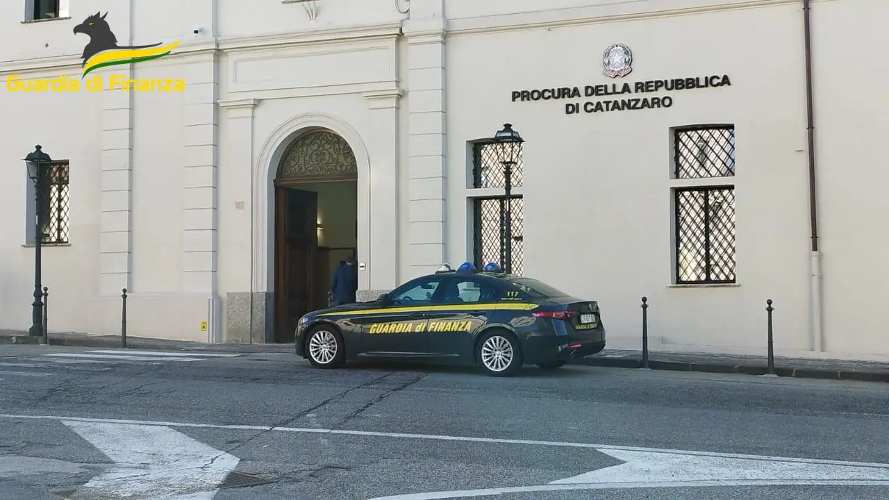 A Catanzaro medicinali sequestrati dalla Finanza per trasporto non conforme a requisiti di sicurezza