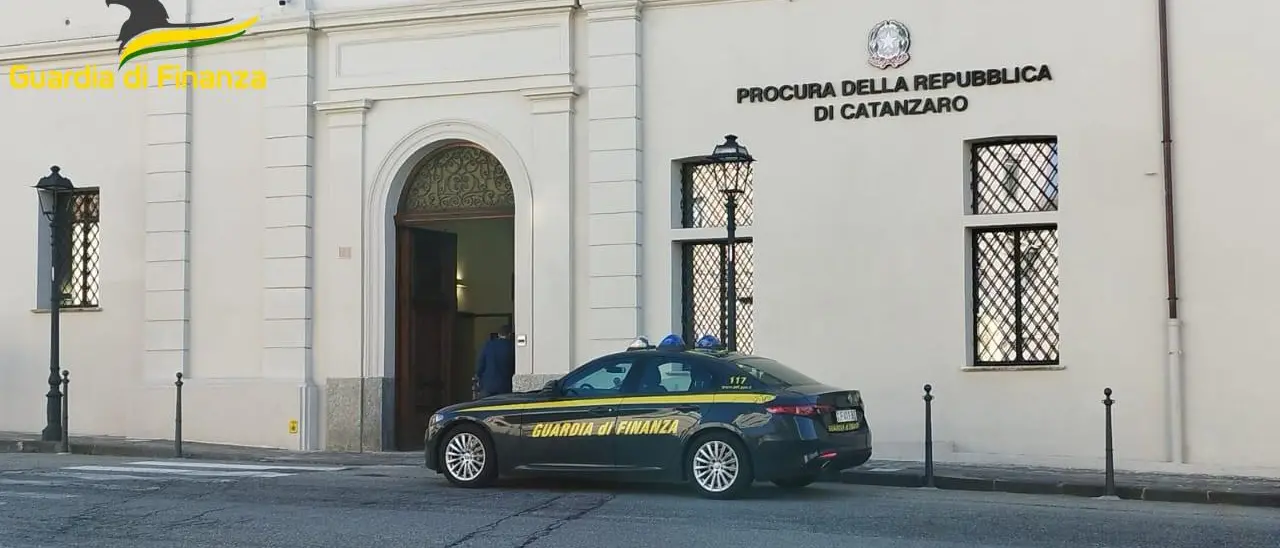 A Catanzaro medicinali sequestrati dalla Finanza per trasporto non conforme a requisiti di sicurezza