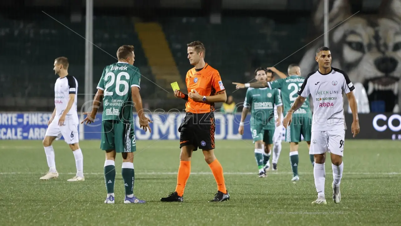 Arbitro di Paola all'attaccante dell'Avellino: «Bomber, oggi fai gol». E Patierno regala la sua maglia a Cavaliere