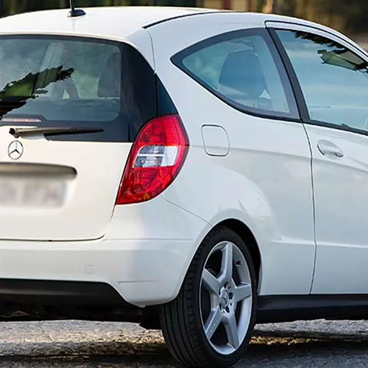 Paura nell'area urbana per una Mercedes bianca sospetta. Ladri in azione anche in pieno giorno