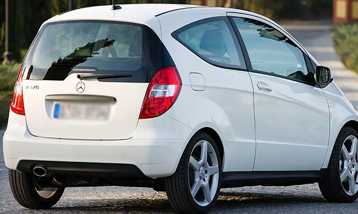 Paura nell'area urbana per una Mercedes bianca sospetta. Ladri in azione anche in pieno giorno