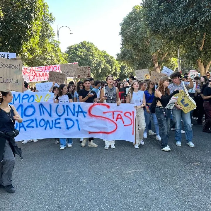 Gli studenti del Polo Liceale di Corigliano Rossano in piazza per il diritto allo studio
