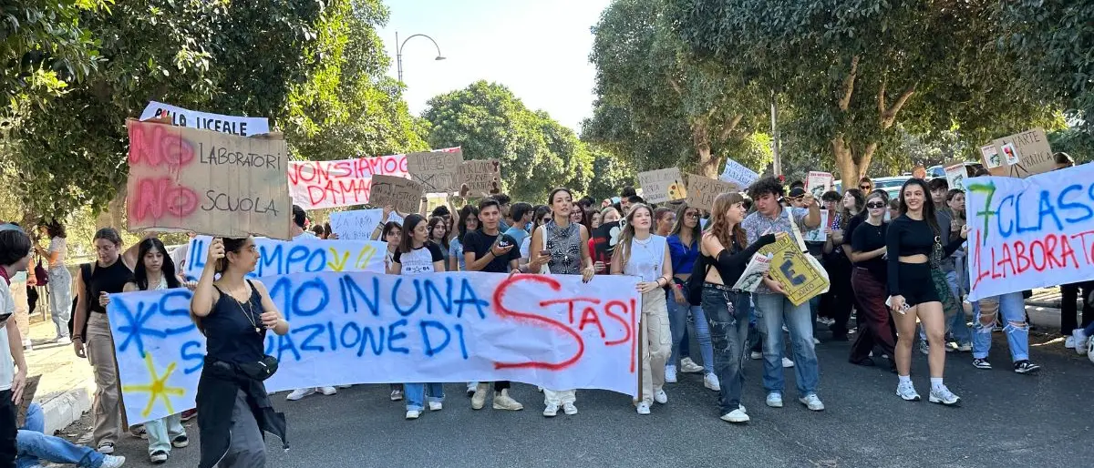 Gli studenti del Polo Liceale di Corigliano Rossano in piazza per il diritto allo studio