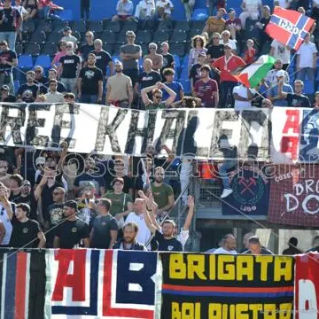 Cosenza, in curva lo striscione per Khaled El Qaisi
