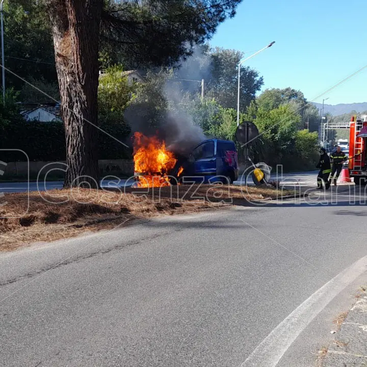 Cosenza, furgone in fiamme allo svincolo dell'Autostrada A2
