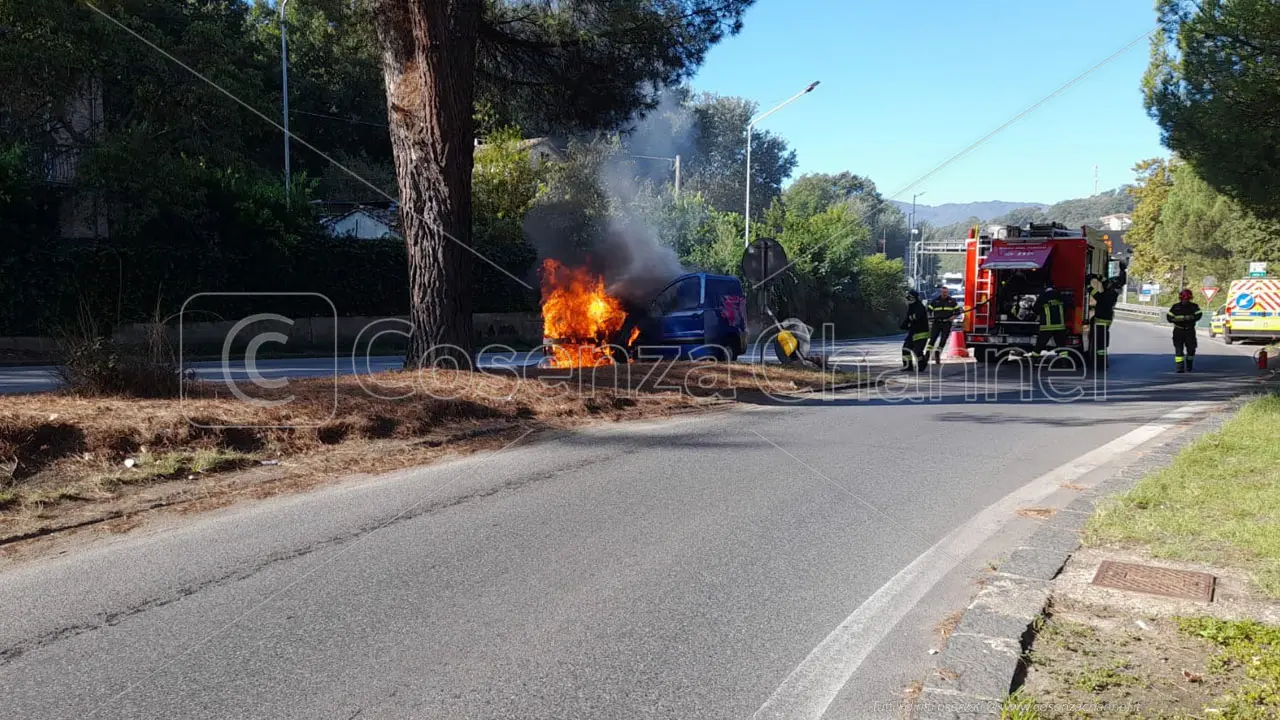 Cosenza, furgone in fiamme allo svincolo dell'Autostrada A2