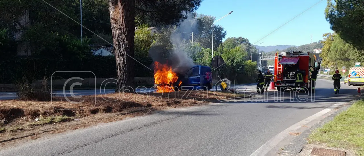 Cosenza, furgone in fiamme allo svincolo dell'Autostrada A2