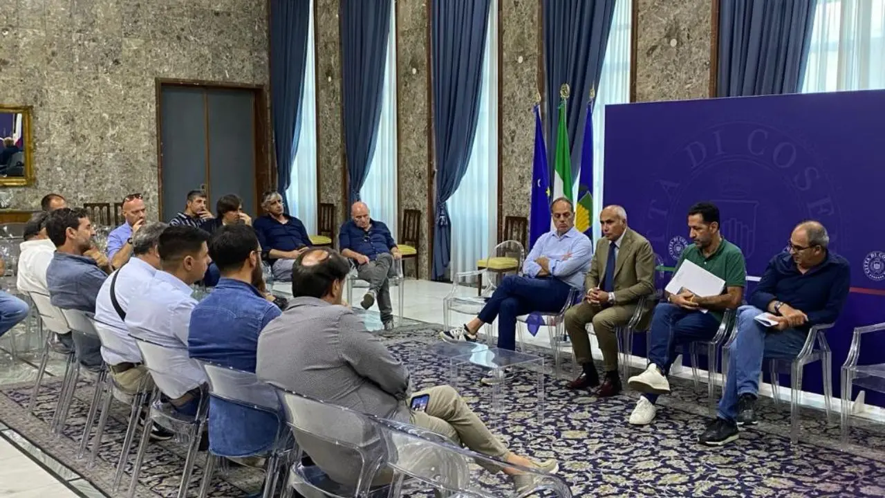Amaco, confronto serrato a Palazzo dei Bruzi. Arrivano le rassicurazioni, riparte il servizio