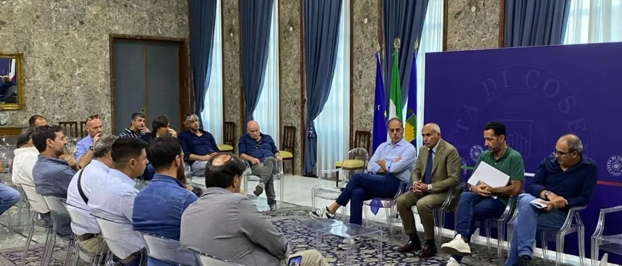 Amaco, confronto serrato a Palazzo dei Bruzi. Arrivano le rassicurazioni, riparte il servizio