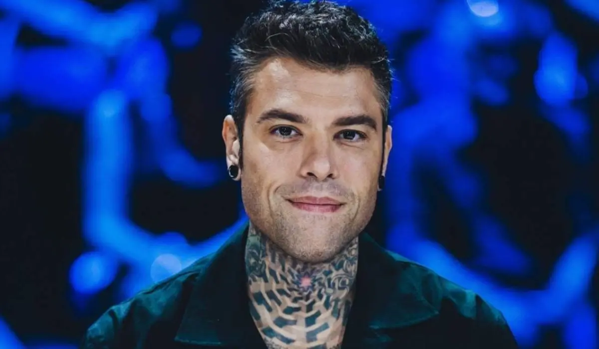 Figuraccia di Fedez: mostra la foto di un hater ma sbaglia persona