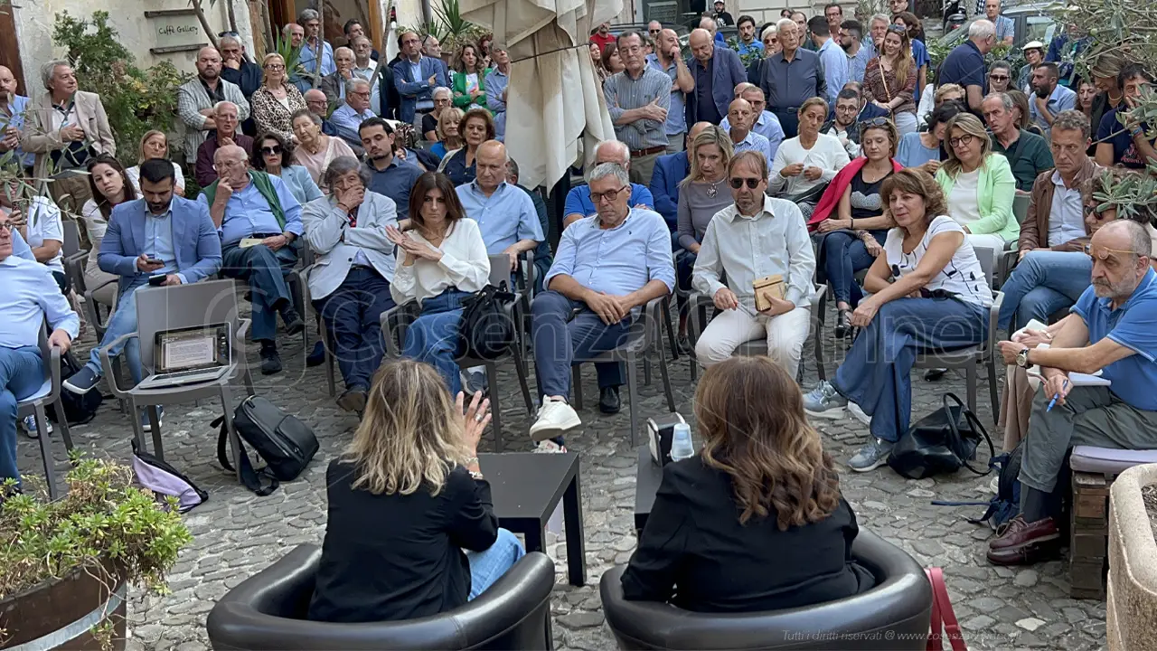 Funaro e l'appeal di piazza: la conferenza stampa diventa assemblea pubblica