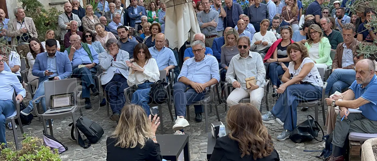 Funaro e l'appeal di piazza: la conferenza stampa diventa assemblea pubblica