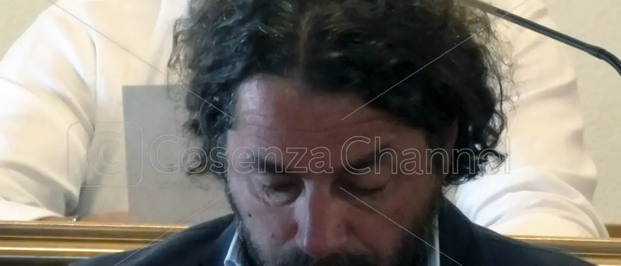 Nove consiglieri sfiduciano Politano, Paola non ha più un sindaco