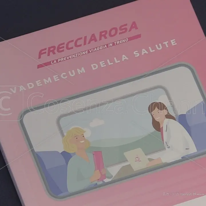 Il treno rosa della prevenzione arriva alla stazione di Cosenza col suo carico di medici e volontari | VIDEO