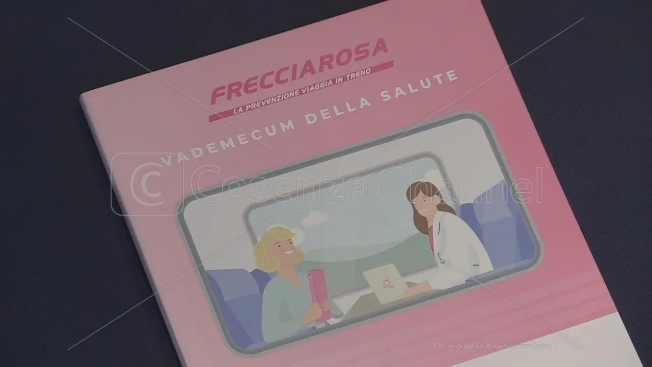 Il treno rosa della prevenzione arriva alla stazione di Cosenza col suo carico di medici e volontari | VIDEO