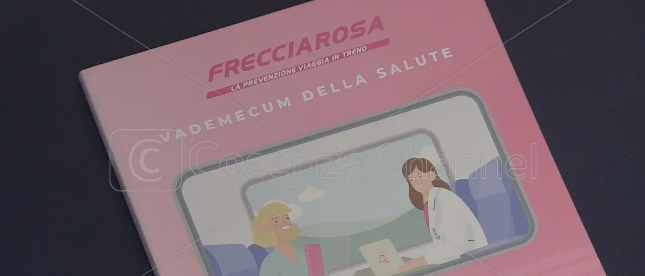 Il treno rosa della prevenzione arriva alla stazione di Cosenza col suo carico di medici e volontari | VIDEO