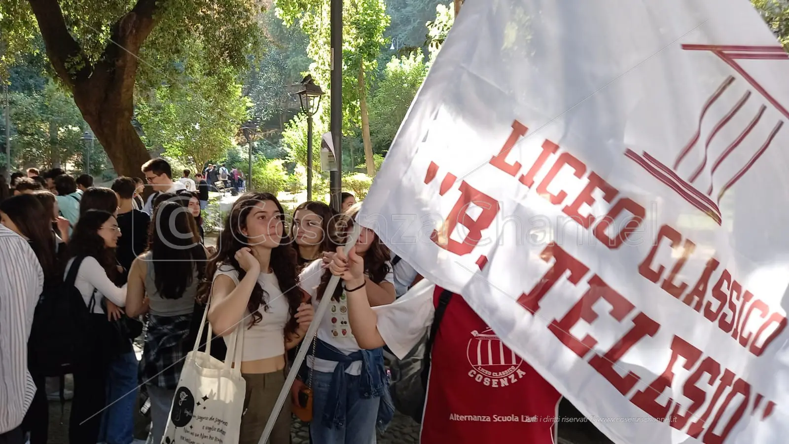 Dimensionamento scolastico, anche il Telesio protesta e fa lezione in villa | FOTO E VIDEO