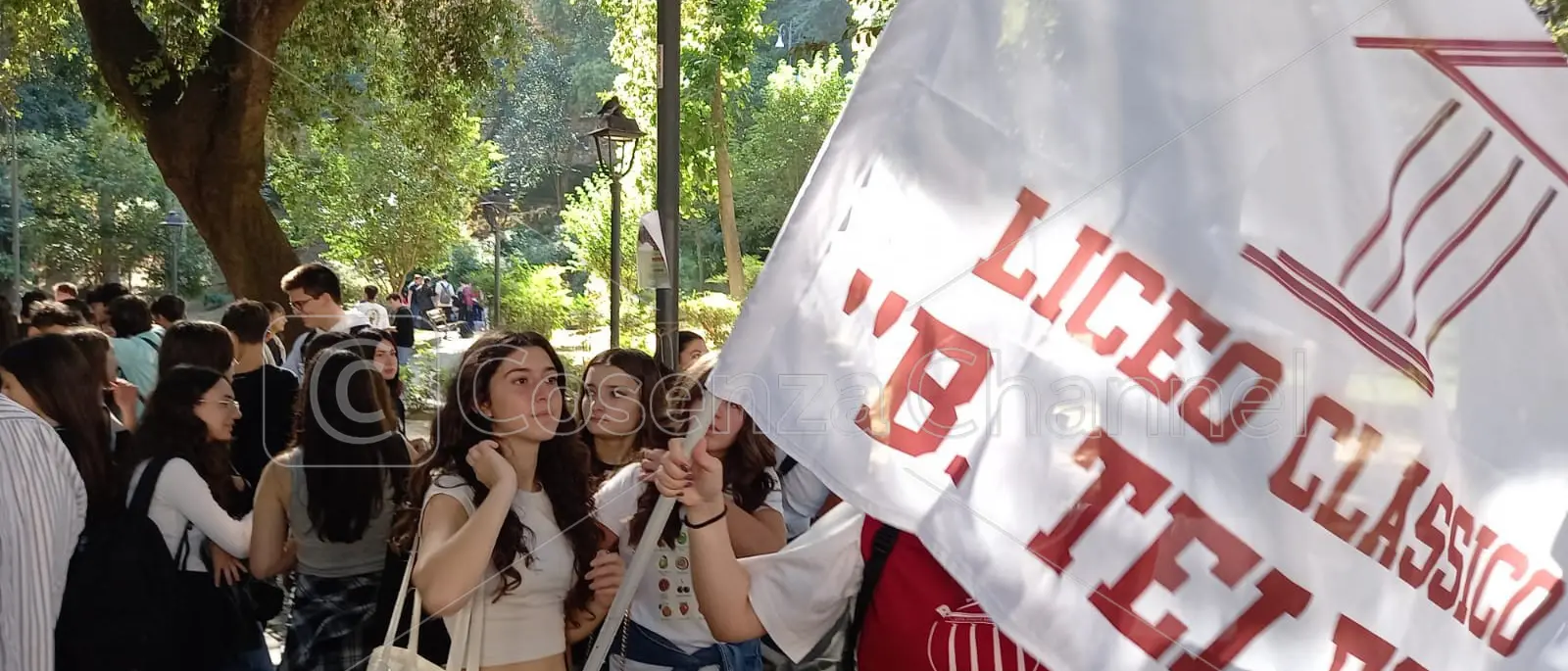 Dimensionamento scolastico, anche il Telesio protesta e fa lezione in villa | FOTO E VIDEO