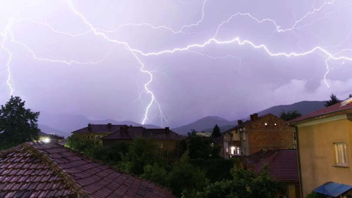 Si innescher\\u00E0 una fase di maltempo caratterizzata da vento, temporali e neve a bassa quota. Previsto anche un calo drastico calo delle temperature