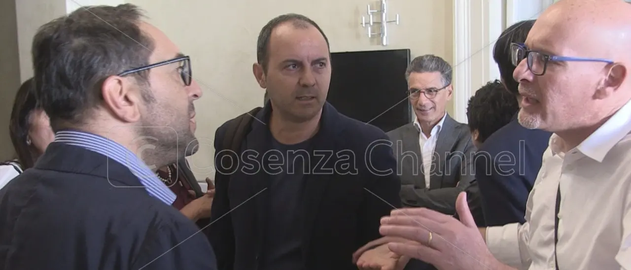 Cosenza, i presidi contro il dimensionamento. «Nessuno ha mai chiesto il nostro parere!» | VIDEO